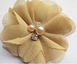 Bloem  chiffon met parels & strass goud 8cm.