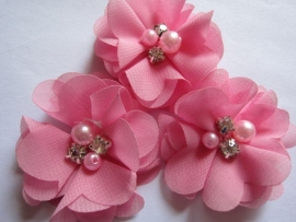 Bloem chiffon met parels en strass bubblegum 5cm.