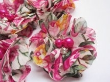 Bloem chiffon vrolijke flower met parels & strass 5cm.