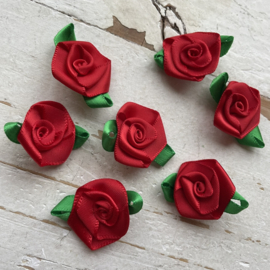 Roosjes met fel groen blad rood 3.5cm.