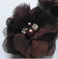 Bloem chiffon met parels & strass bruin 5cm.