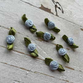 Roosjes met blad licht blauw 2.2cm.