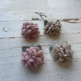 Madeliefje blaadje konijn 4cm. Beige en oud roze.