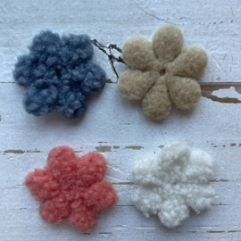 Bloem teddy 4.7cm. Diverse kleuren.