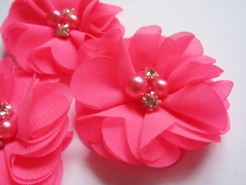 Bloem chiffon met parels & strass neon pink 5cm.