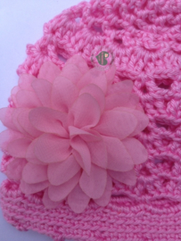 Baby mutsje handgemaakt roze met bloem