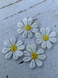 Bloem Madeliefje hartjes blaadjes kant gold 1.4cm.