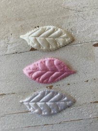 Blaadje, fluweel en satijn. diverse kleuren.