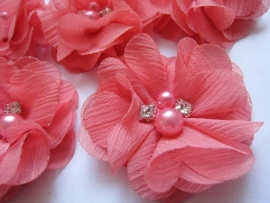 Bloem chiffon met parels & strass coral 5cm.