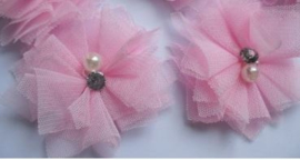 Bloem tule met parels & strass licht roze 5cm.