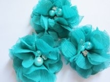 Bloem chiffon met parels & strass teal 5cm.