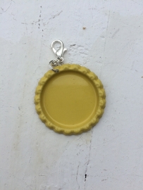 Bottlecap hanger geel met hanger