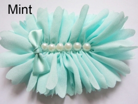 Luxe bloem met parels mint 12x8cm.