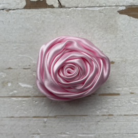 Bloem roos satijn licht roze 4cm.