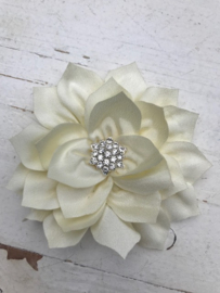 Luxe bloem satijn met  strass ivoor 8.5cm.