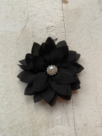 Luxe bloem satijn met parel/strass zwart 5.5cm