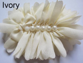 Luxe bloem met parels ivoor 12x8cm.