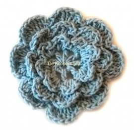 Gehaakte katoenen bloem baby blauw 5cm.