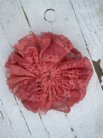 Rozet kanten bloem met vilt plak rondje diverse kleuren 6cm.