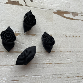 Zwarte opgerolde roosjes & zwart blad 3.5cm.