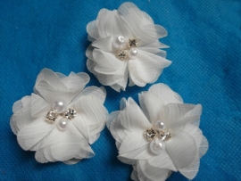 Bloem chiffon met parels & strass off white 5cm.