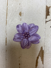 Satijnen bloem & parels lila 4.7cm.