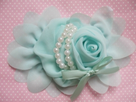 Bloem chiffon met parels & strikje mint 12cm.