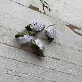 Roosjes met blad witte opgerolde 3cm.