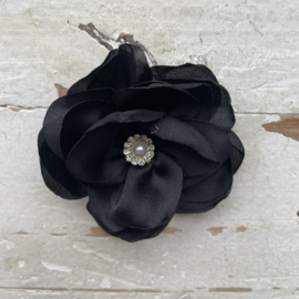 Bloem satijn met strass zwart 6cm.