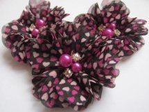 Bloem chiffon zwart/roze hartjes met parels & strass 5cm.