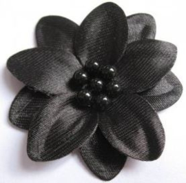 Satijnen bloem & parels zwart 4.7cm.
