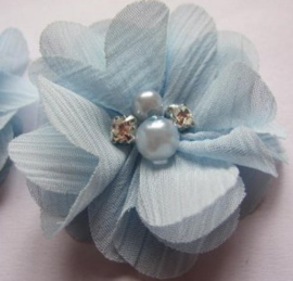 Bloem chiffon met parels & strass licht blauw 5cm.