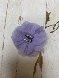 Bloem glitterchiffon lila met parels & strass 5cm.