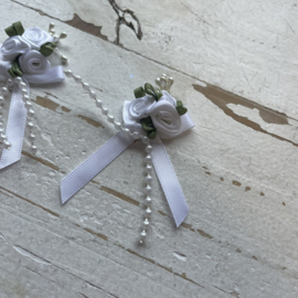 Roosjes met lintje & parels off white 6cm.