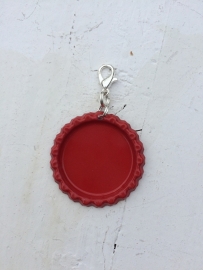 Bottlecap hanger rood met hanger