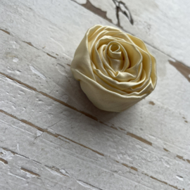 Bloem roos satijn romige wit 4cm.