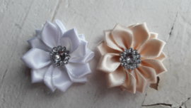 Satijnen bloem met strass flatback diverse kleuren 4cm.