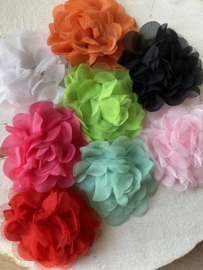 Bloem met chiffon en tule, diverse kleuren. 10cm.