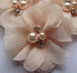 Bloem chiffon met parels & strass zalm 5cm.