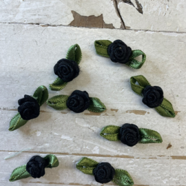 Roosjes met blad zwart 2.5cm.