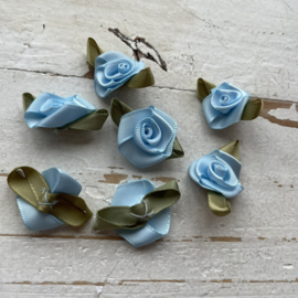 Roosjes met blad lichtblauw 3,5cm.