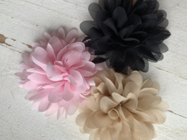 Bloem chiffon licht roze 10cm.