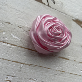 Bloem roos satijn licht roze 4cm.