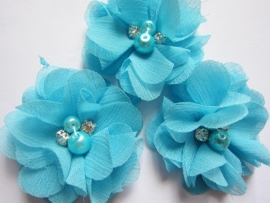 Bloem chiffon met parels & strass pool blue 5cm.