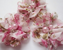 Bloem chiffon roze flower met parels & strass 5cm.
