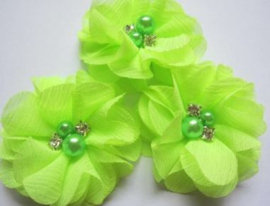 Bloem chiffon met parels & strass neon groen/geel 5cm.