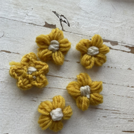 Madeliefje gehaakt geel, 5cm.
