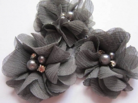 Bloem chiffon met parels & strass donker grijs 5cm.