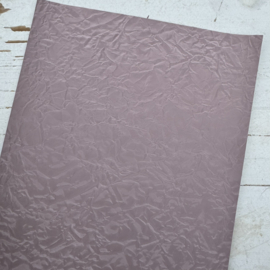 Leer kreuk motief parelmoer glinster licht roze.