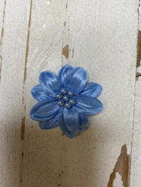 Satijnen bloem & parels blauw 4.7cm.